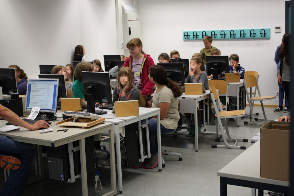 Schülerinnen und Schüler beim Lesen von 480° In einem IT-Raum