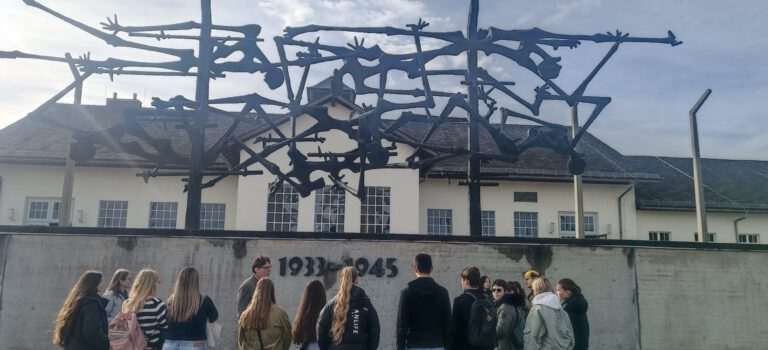 “Ihr seid rechtlos, ehrlos und wehrlos.” – Ein erschütternder Besuch in der KZ-Gedenkstätte Dachau